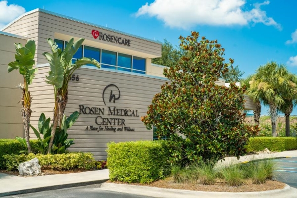 The front of Rosen Medical Center, with a magnolia tree and palm trees. Rosen Medical Center is home to experts in healthy aging.